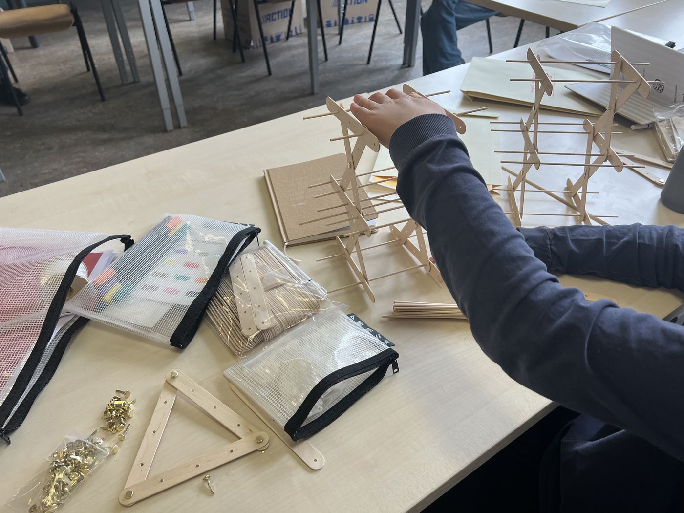 Leerling bouwt een brugprototype