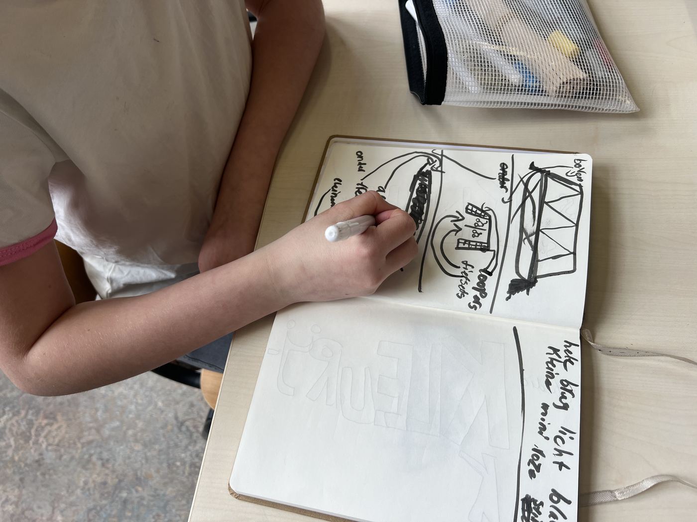 Leerling schetst een ontwerp